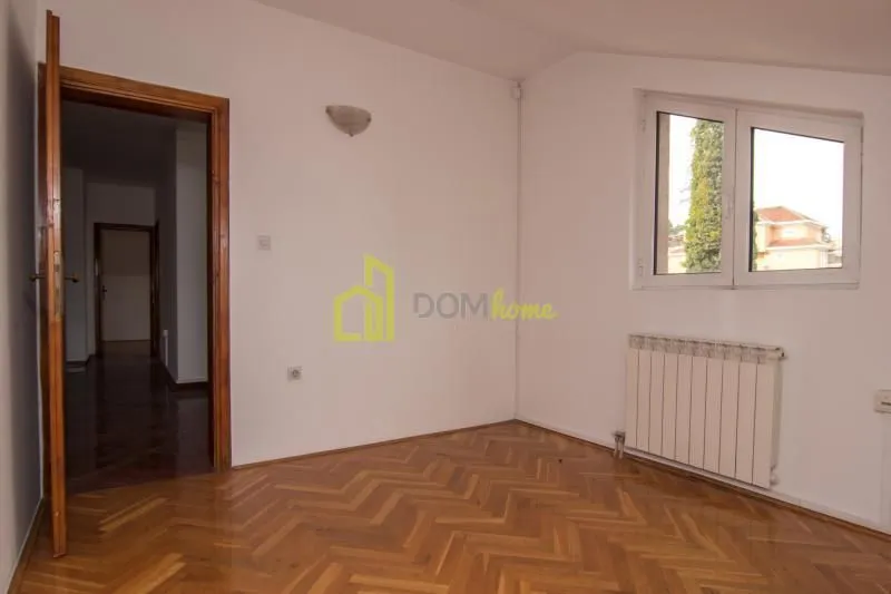 Izdavanje, kuća, 400m², Momišići, Podgorica