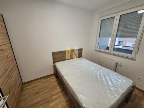 Manja spavaća soba sa krevetom i ormarom. - image 14