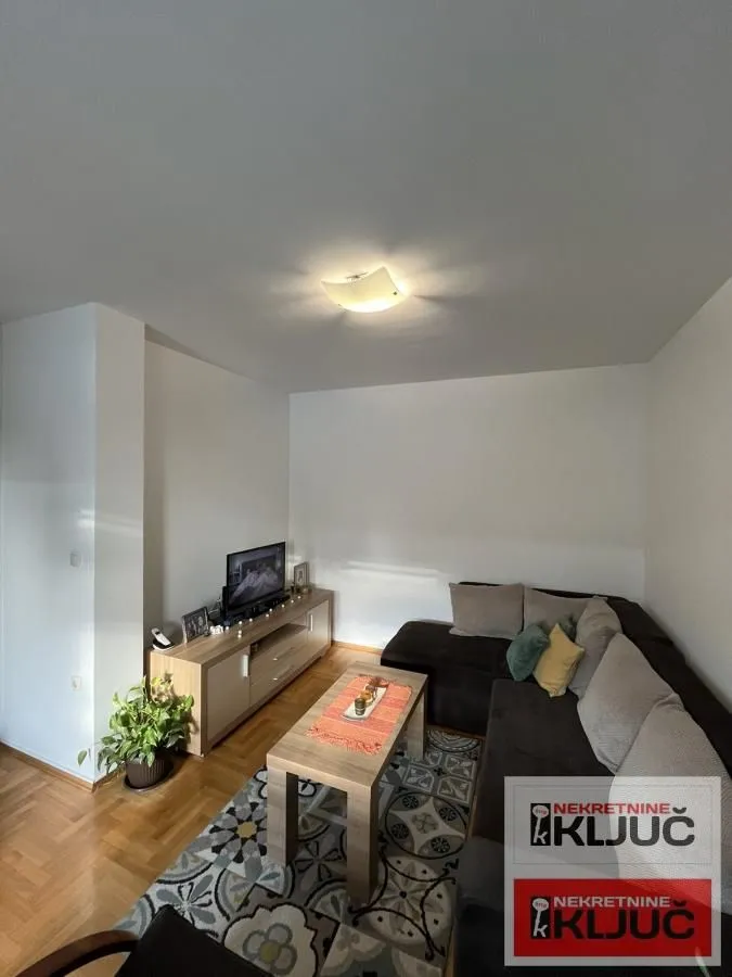 Prodaja, četvorosoban stan, 77m², Bulevar patrijarha Pavla, Novi Sad Sve Podlokacije