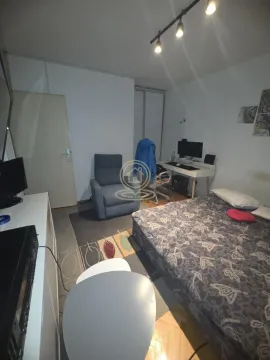 Nameštena spavaća soba sa krevetom, foteljom i radnim stolom. - image 16