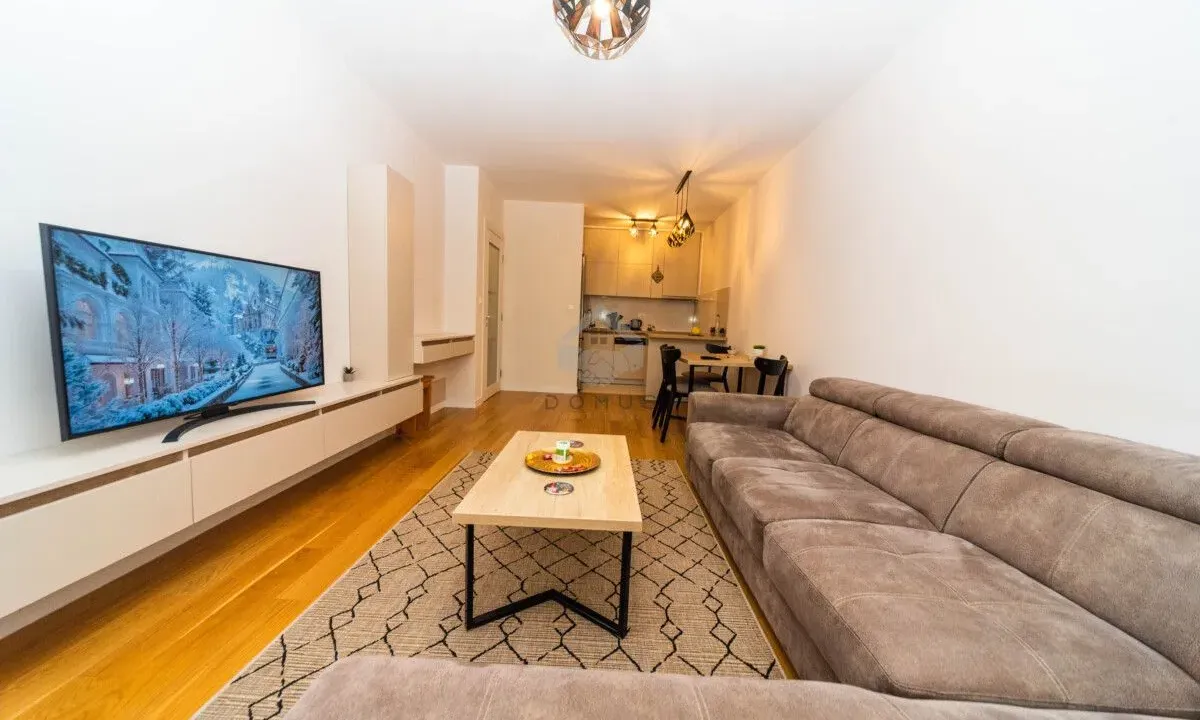 Izdavanje, jednosoban stan, 49m², Central Point, Podgorica