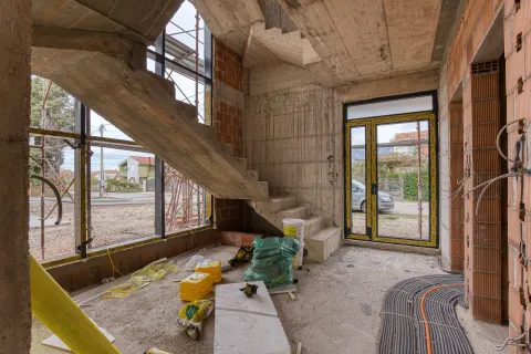 Unutrašnjost objekta u izgradnji sa betonskim stepeništem i građevinskim materijalom. - image 5
