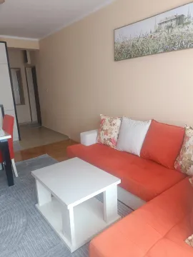 Dnevna soba sa garniturom i stočićem. - image 11