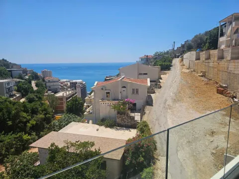 Pogled na more i okolne kuće sa terase. - image 12