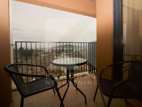 Natkriveni balkon sa stočićem, stolicama i pogledom na okolinu. - image 12