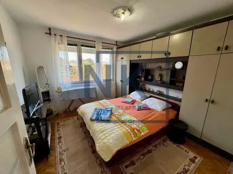 Namještena spavaća soba sa velikim garderoberom i prozorom. - image 3