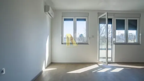 Prazna svetla soba sa prozorom, balkonskim vratima i klima uređajem. - image 31