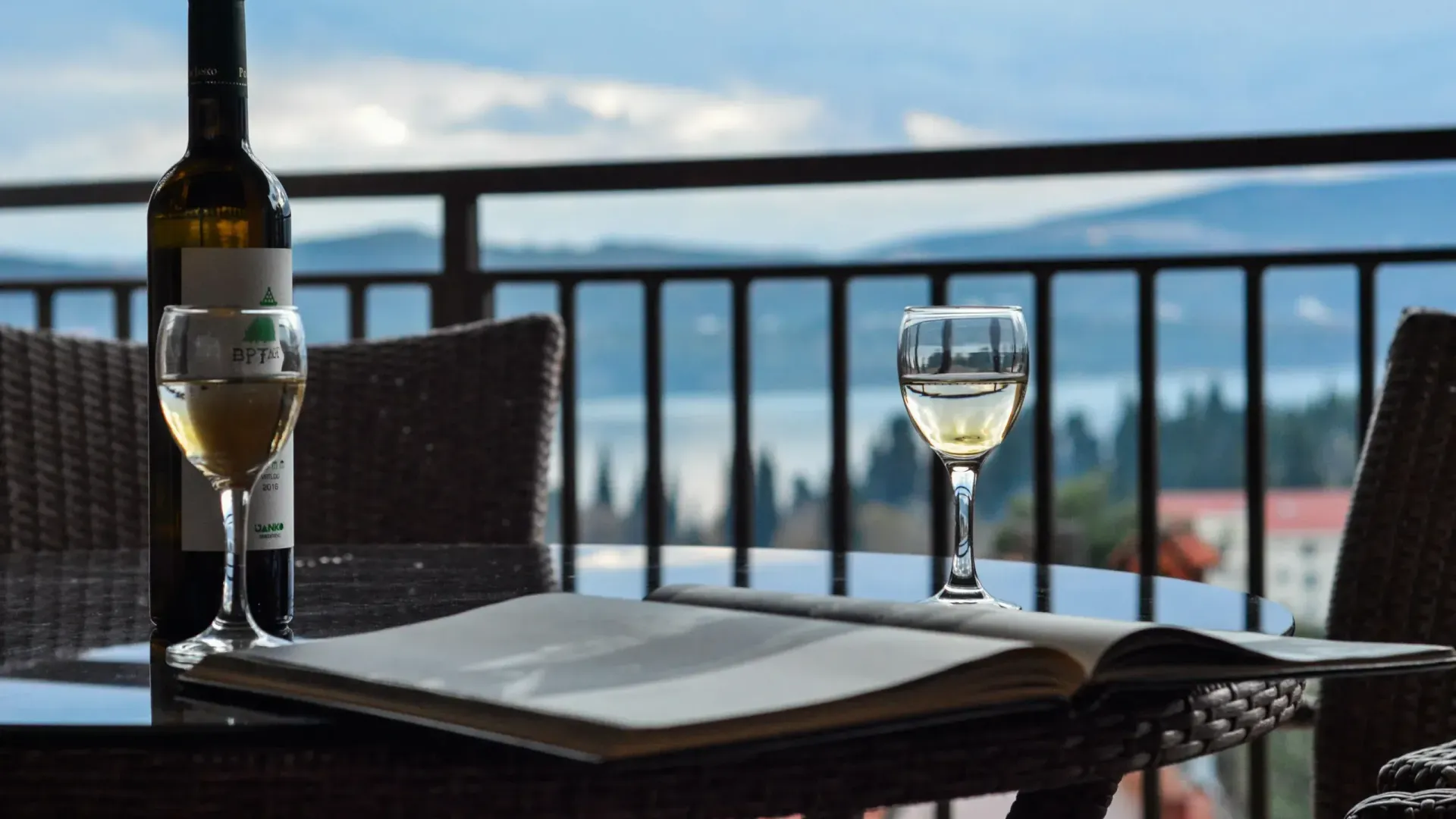 Izdavanje, stan, 176m², Tivat, Crna Gora