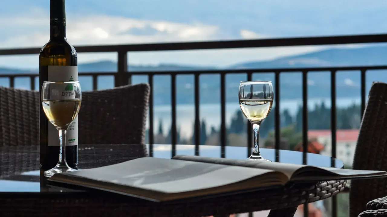 Izdavanje, stan, 176m², Tivat, Crna Gora