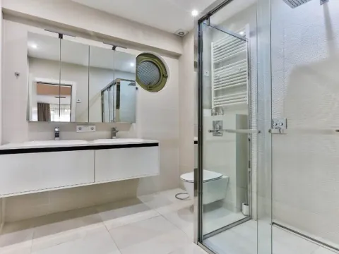 Izdavanje, trosoban stan, 190m², Budva, Crna Gora - image 10