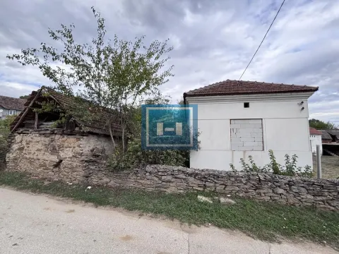 Pogled sa puta na stare i renovirane pomoćne objekte u dvorištu. - image 6
