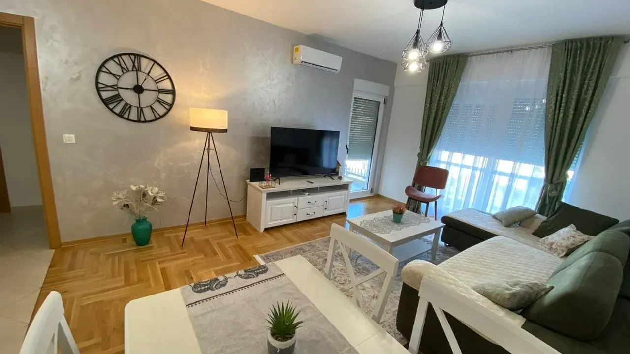 Izdavanje, jednosoban stan, 55m², Kalimanj, Tivat