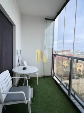 Zastakljeni balkon sa stočićem, stolicama i veštačkom travom na podu. - image 9