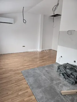 Prazna prostorija u toku renoviranja sa laminatom i pločicama. - image 2