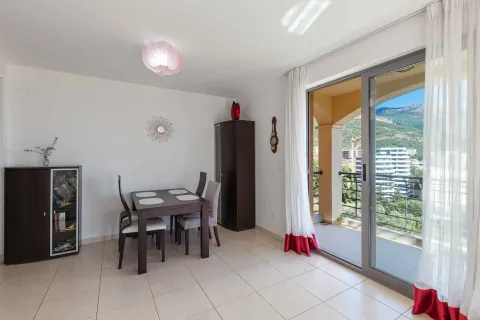 Trpezarija sa trpezarijskim stolom i stolicama, sa izlazom na terasu. - image 4