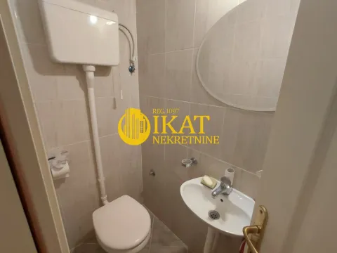 Manje kupatilo sa umivaonikom, ogledalom i wc šoljom. - image 11