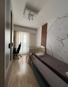 Dječja spavaća soba sa krevetom, krevetcem i garderoberom. - image 7