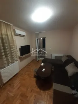 Dnevna soba sa garniturom, televizorom i drvenim parketom. - image 6