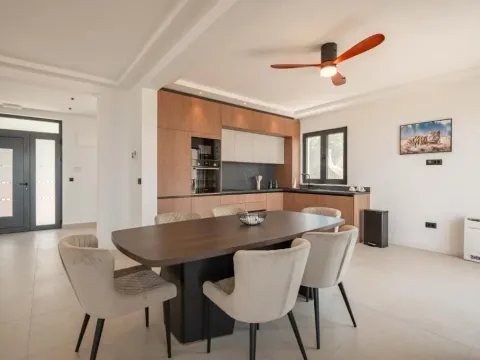 Izdavanje, kuća, 318m², Reževići, Budva - image 13