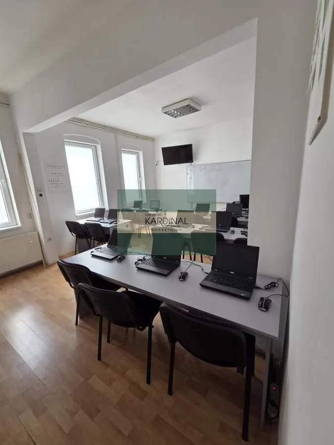 Rent, office space, 49m², Vašarište, Kragujevac