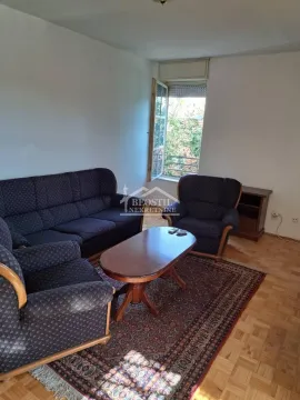 Dnevna soba sa garniturom za sedenje i prozorom. - image 11