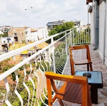 Spacious balcony with seating furniture and city view. - image 14
