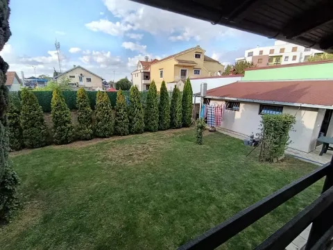 Pogled sa terase na uređen travnjak i dvorište. - image 3