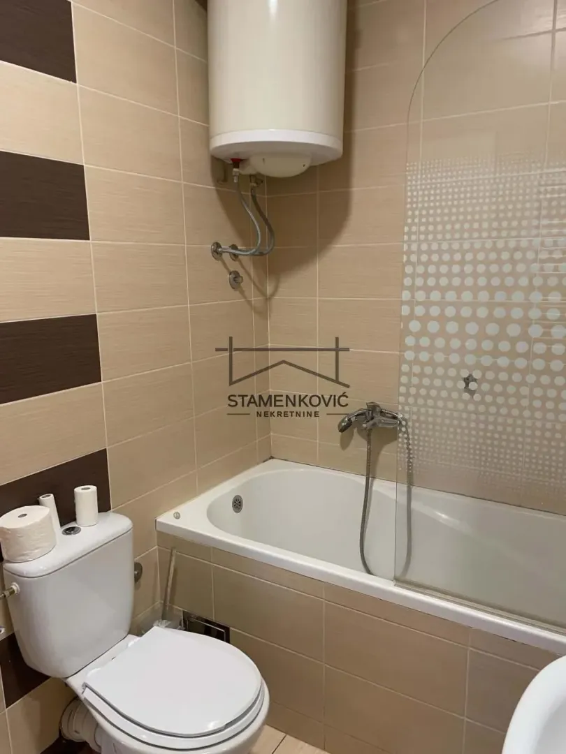 Kupatilo opremljeno kadom, wc šoljom i bojlerom.