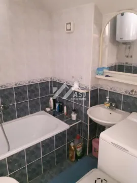 Manje kupatilo sa kadom, umivaonikom, ogledalom i mašinom za veš. - image 11