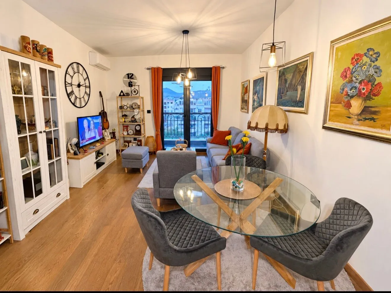 Spacious living room with a dining area and access to the terrace.