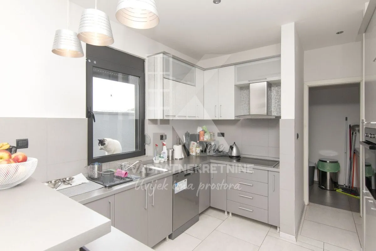 Sale, house, 250m², Tološi, Podgorica