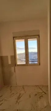 Unutrašnji prostor sa prozorom i mermernim podom u fazi renoviranja. - image 5