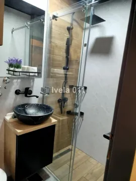 Moderno kupatilo sa tuš kabinom, umivaonikom i ogledalom. - image 4