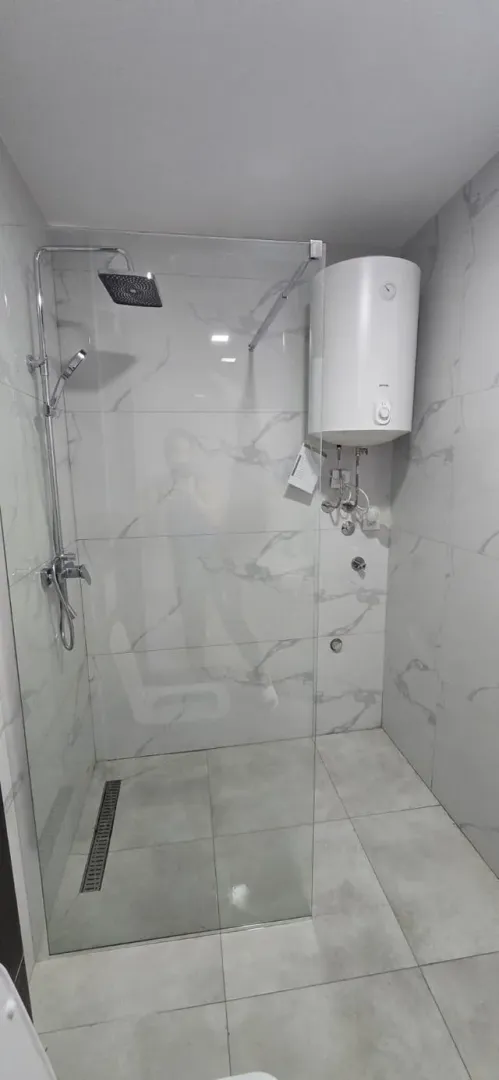 Moderne pločice i tuš kabina u kupatilu.
