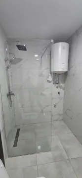 Moderne pločice i tuš kabina u kupatilu. - image 6
