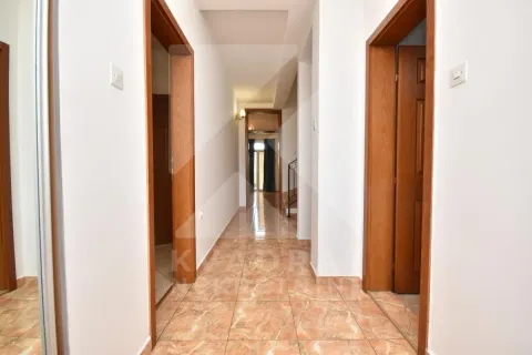 Izdavanje, četvorosoban stan, 160m², Tološi, Podgorica - image 18
