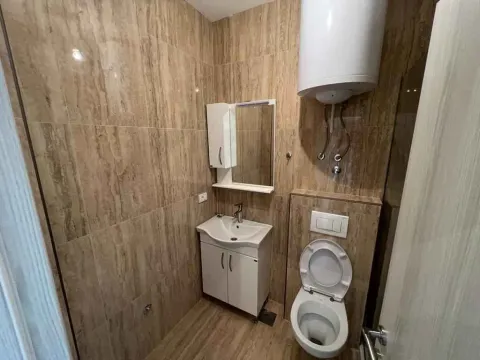 Malo kupatilo sa bež pločicama. - image 14