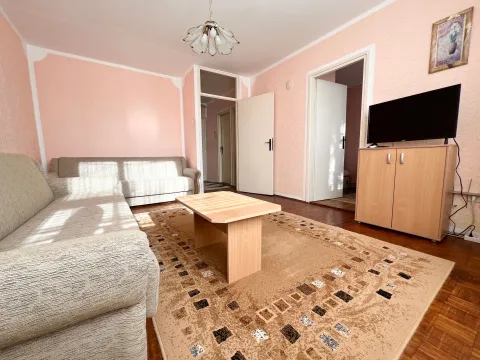 Dnevna soba sa garniturom, stočićem i televizorom. - image 3