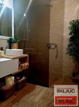 Moderno kupatilo sa umivaonikom i tuš kabinom. - image 12