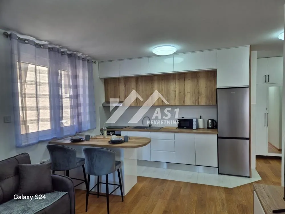 Izdavanje, jednosoban stan, 43m², Bulevar Oslobodjenja, Novi Sad Sve Podlokacije