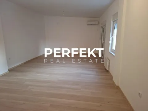 Prazna dnevna soba sa laminatom i klima uređajem. - image 14