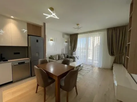 Otvoreni dnevni boravak sa trpezarijom i kuhinjom, sa izlazom na terasu. - image 9