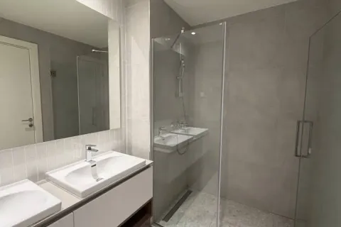 Moderno opremljeno kupatilo sa umivaonikom i tuš kabinom. - image 13