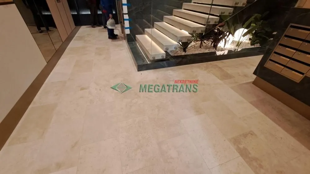 Izdavanje, četvorosoban stan, 112m², Centar, Novi Sad