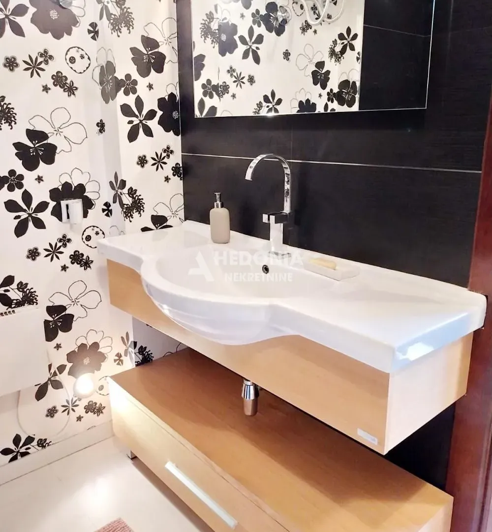 Izdavanje, četvorosoban stan, 120m², Savski Venac, Beograd