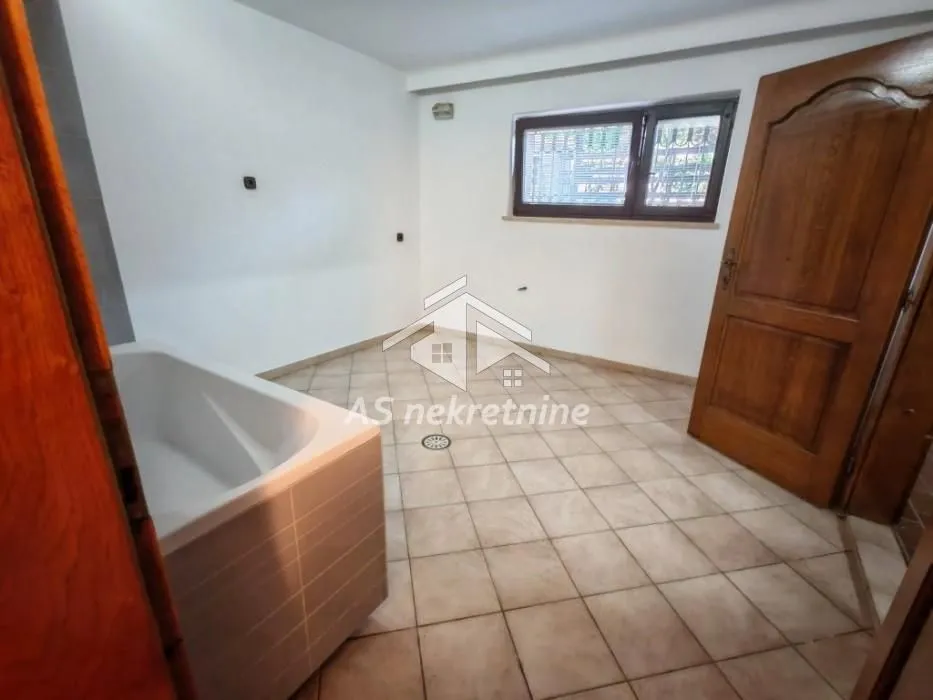 Izdavanje, kuća, 360m², Voždovac Sve Podlokacije, Beograd