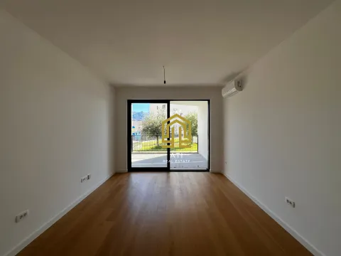 Prazna soba sa drvenim podom i izlazom na terasu. - image 2