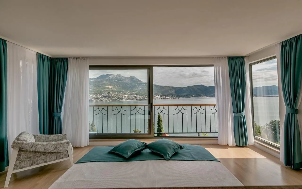 Prodaja, četvorosoban stan, 236m², Njivice, Herceg Novi