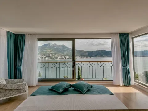 Prodaja, četvorosoban stan, 236m², Njivice, Herceg Novi - image 2