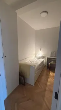 Manja spavaća soba sa krevetom i radnim stolom. - image 20